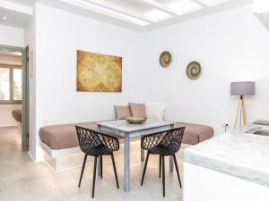 Fotografie z fotogalerie ubytování Premium Naxos Suite Family Suite With Private Balcony Modern Furnishing Air-Conditioned Saint George v destinaci Naxos Chora