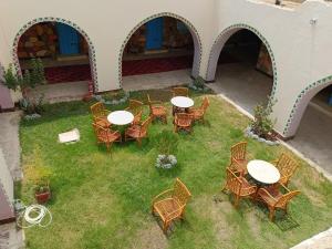 - une vue sur la terrasse dotée de tables et de chaises dans l'établissement Hllol Hotel Abu Simbel, à Abou Simbel