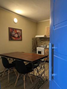 uma cozinha com mesa e cadeiras num quarto em Complejo Aloe Vera D em Villa Dolores