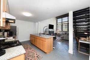 MainevilleにあるNew Industrial Loft Space on River and Bike Trailのキッチン(カウンター付)、リビングルーム