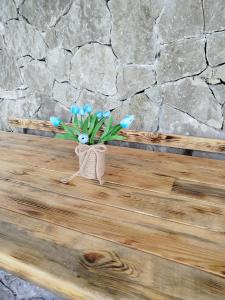 een boeket blauwe tulpen op een houten bankje bij Elegant House in Dilidzjan