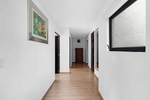a hallway of a house with white walls and a window at Ms Magnifica Suite Ubicadisima 119B in Casa Blanca La Corregidora