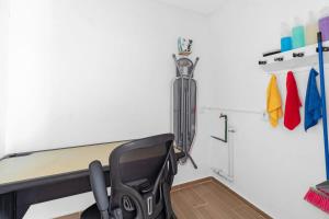 a classroom with a desk and a chair in a room at Ms Magnifica Suite Ubicadisima 119B in Casa Blanca La Corregidora +12 photos