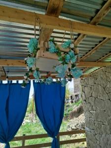 twee blauwe paraplu's hangend aan een pergola bij Elegant House in Dilidzjan