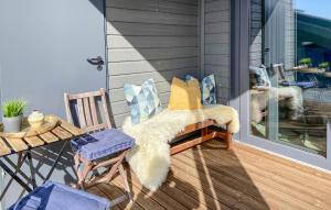 een veranda met een bank, een tafel en een hond bij 3 Bedroom Stunning Apartment In Sjusjen in Sjusjøen