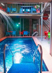 uma piscina com uma fonte de água em Definite Destiny Hotel by YOTRAD em Lagos