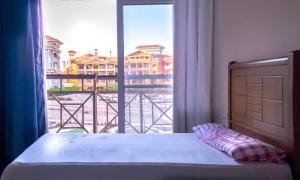 una camera con un letto e una grande finestra di Family Apartment in Porto Sharm a Sharm El Sheikh