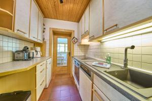 Kuchyň nebo kuchyňský kout v ubytování Chalet Apartments Ferius inklusive Jokercard im Sommer
