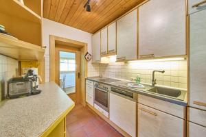 Kuchyň nebo kuchyňský kout v ubytování Chalet Apartments Ferius inklusive Jokercard im Sommer