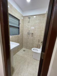 Applewood Inn في كاتماندو: حمام مع مرحاض ومغسلة