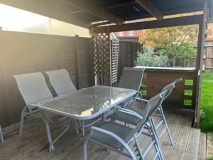 una mesa de patio y sillas en una terraza en Exclusive 3 Bed Home-5 mins from Lakeside Shopping Mall en West Thurrock