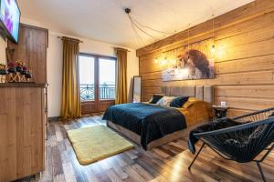 Posteľ alebo postele v izbe v ubytovaní Apartamenty widokowe U Homera