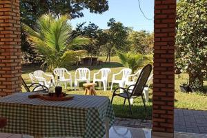 a group of chairs and a table in a yard at Chácara Beira Rio - NX -MT in Nova Xavantina