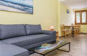 un soggiorno con divano e tavolo di Lovely Apartment In Modric With Wifi a Rovanjska