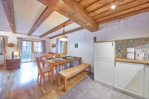 Kuchyň nebo kuchyňský kout v ubytování Chalet Apartments Ferius inklusive Jokercard im Sommer