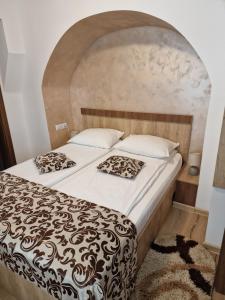 מיטה או מיטות בחדר ב-Apartament Lucretia - Centrul Sibiului