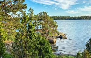 een uitzicht op een meer met bomen aan de oever bij 2 Bedroom Cozy Home In Vstervik in Västervik