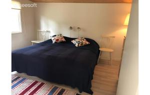 Säng eller sängar i ett rum på 2 Bedroom Cozy Home In Vstervik