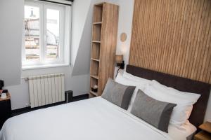 Postel nebo postele na pokoji v ubytování Republic Square Luxury Suites