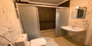 Koupelna v ubytování Al Rehab Wohnung + 9 fotografií