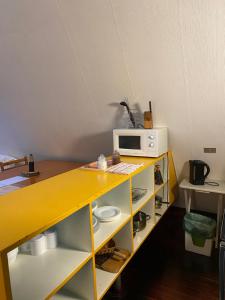 una cocina con encimera amarilla y microondas. en Centro Turístico Anticura Parque Nacional Puyehue, 