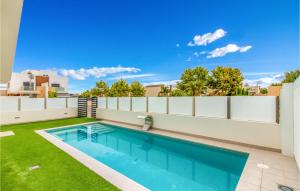 ein Swimmingpool im Hinterhof eines Hauses in der Unterkunft Nice Home In San Pedro Del Pinatar in San Pedro del Pinatar + 14 Fotos