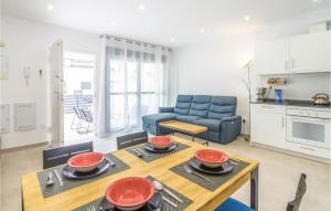 eine Küche und ein Wohnzimmer mit Tisch und Stühlen in der Unterkunft Nice Home In San Pedro Del Pinatar in San Pedro del Pinatar