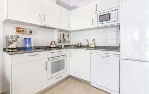 eine weiße Küche mit weißen Schränken und Geräten in der Unterkunft Nice Home In San Pedro Del Pinatar in San Pedro del Pinatar