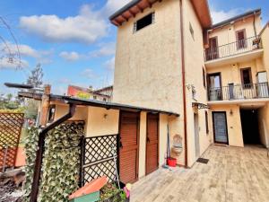 una vista exterior de una casa en 2 bedrooms apartement with furnished terrace and wifi at Verona en Verona