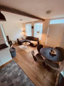 ein Wohnzimmer mit einem Sofa und einem Tisch in der Unterkunft Cosy tiny house in the centre city of Volendam in Volendam