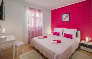 Postel nebo postele na pokoji v ubytování 3 Bedroom Gorgeous Home In Labin