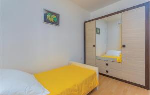 Postel nebo postele na pokoji v ubytování 3 Bedroom Gorgeous Home In Labin