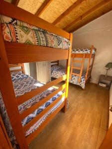 a bedroom with two bunk beds in a room at Cabañas Estero Caracoles Malalcahuello in Malalcahuello