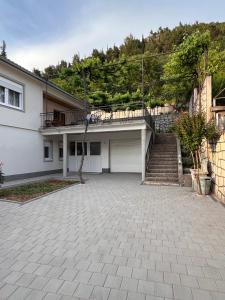 una casa con entrada con garaje en Apartment Relax, en Stolac