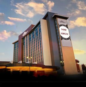 Un gran edificio con un nuevo cartel de abierto. en Muckleshoot Casino Resort, en Auburn