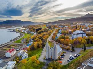 una vista aérea de una ciudad con un río y una ciudad en AK-Lux101, en Akureyri