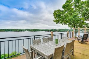 Μπαλκόνι ή βεράντα στο Boat Slip and Water Views Lake Ozark Condo