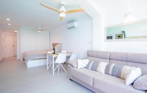Χώρος καθιστικού στο Amazing Apartment In Benidorm With Wifi