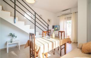 uma sala de jantar com uma mesa e uma escada em Gorgeous Apartment In Baena With House A Panoramic View em Baena