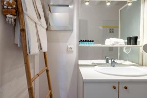 a bathroom with a sink and a mirror at Atlantic Selection - Le Boudigau avec parking in Capbreton +22 photos