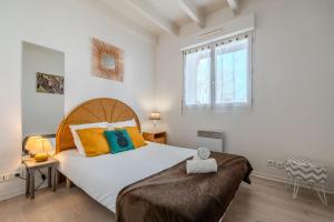 um quarto com uma cama grande e uma janela em Atlantic Selection - Le Boudigau avec parking em Capbreton