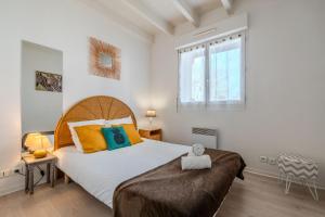 a bedroom with a large bed and a window at Atlantic Selection - Le Boudigau avec parking in Capbreton