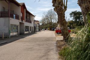 an empty street with a tree and a building at Atlantic Selection - Le Boudigau avec parking in Capbreton