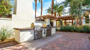 een buitenkeuken met een grill in een achtertuin bij LV002 Secluded Downstairs Legacy Villas Studio in La Quinta