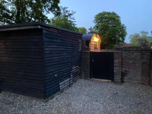 Fotografie z fotogalerie ubytování Gatwick Hideaway Hut v destinaci Charlwood