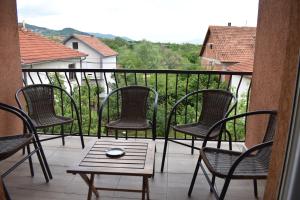 弗拉涅的住宿－Apartman Nina，阳台上的一组椅子和一张桌子