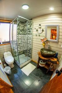 a bathroom with a shower and a sink and a toilet at PEZ HOUSE in Pichilemu