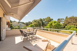 a patio with a table and chairs on a balcony at Apartments L&D in Biograd na Moru