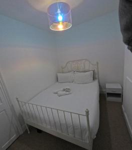 ein weißes Bett in einem lichtdurchfluteten Zimmer in der Unterkunft Double bedroom in Portsmouth