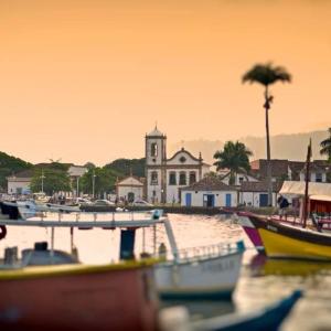 Un grupo de barcos están atracados en un puerto en Aconchego da Cachoeira, en Paraty
